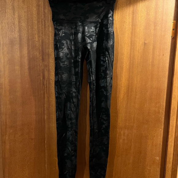Spanx Faux Leather Camo Leggings - Picture 5 of 6